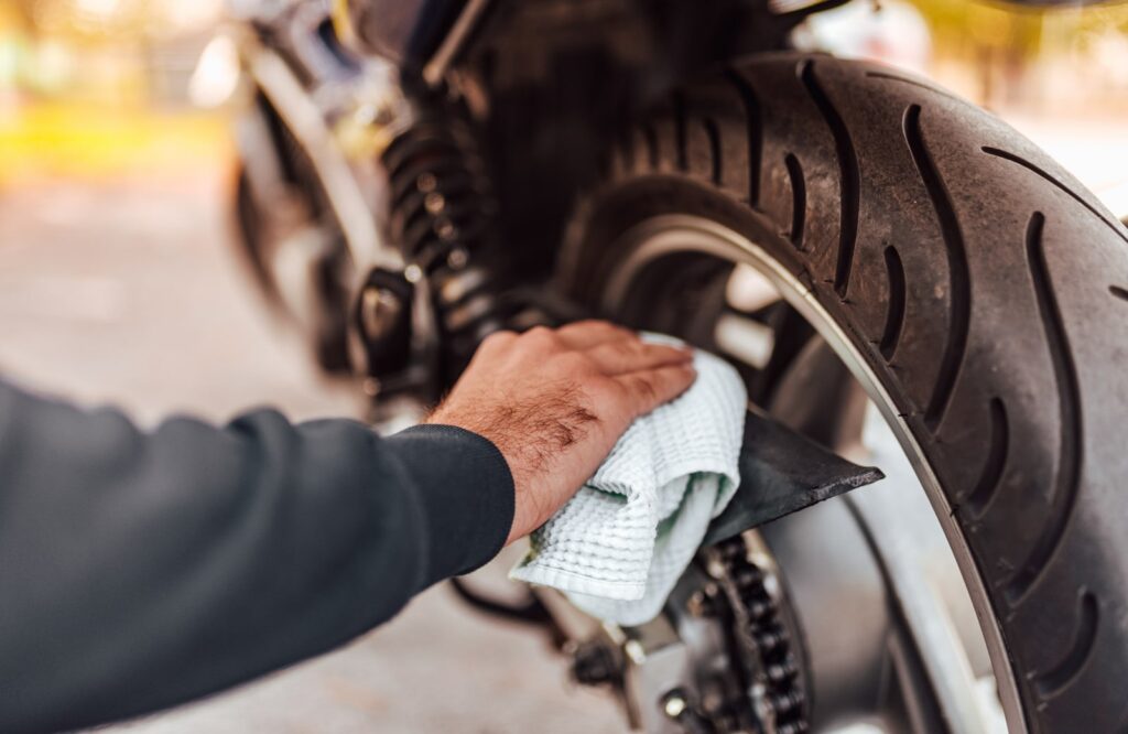 ¿Cómo limpiar la moto a fondo? Las claves que debes tener en cuenta