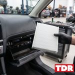Para que sirve el filtro del habitaculo del coche: mecanico revisando el filtro de pollen en taller de automocion