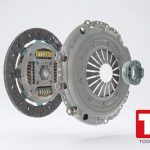 Kit de embrague de coche VALEO sobre fondo claro de estudio