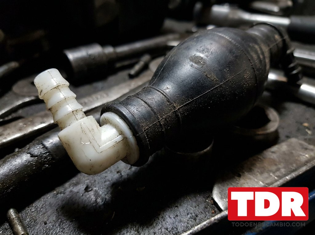 Detalle de una bomba de combustible de coche con sus conexiones