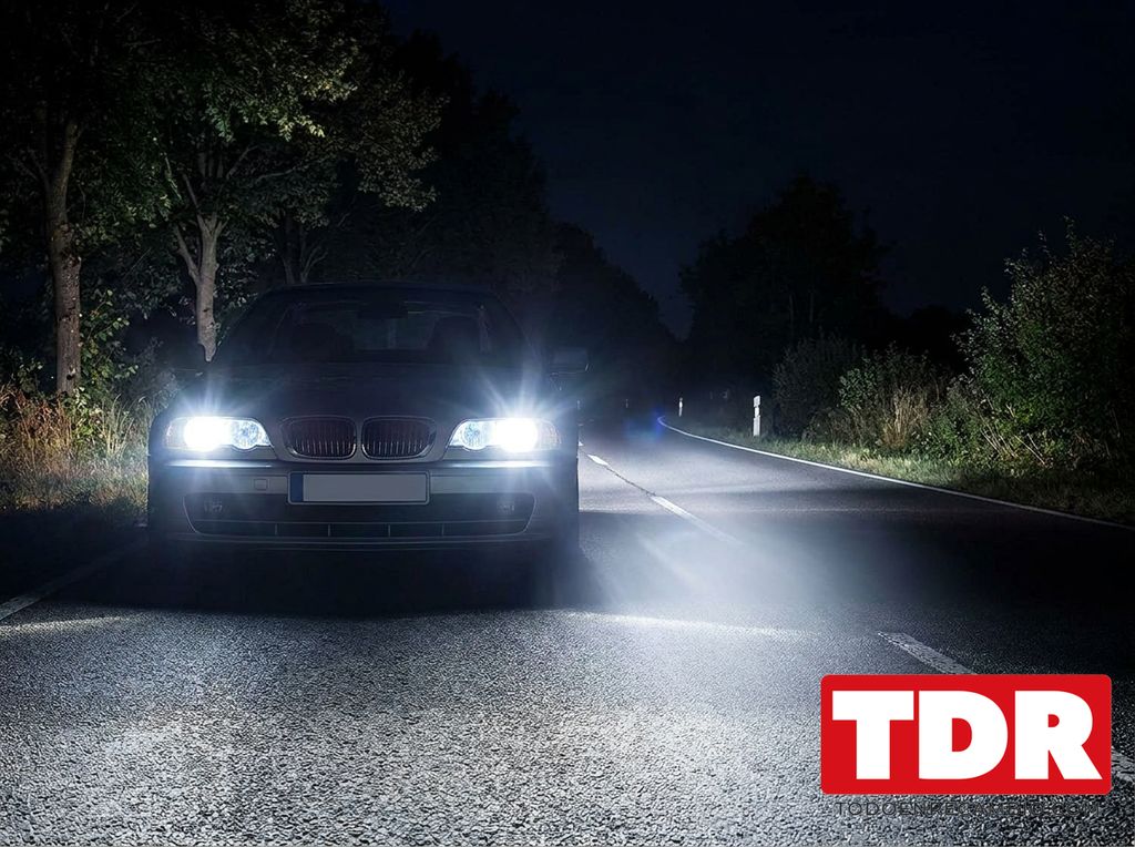 Frontal de un coche de noche con los faros encendidos