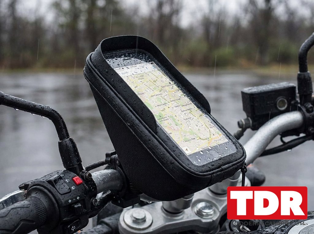 Soporte de movil con funda impermeable bajo la lluvia en una moto