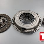 Disco de friccion, plato de presion y cojinete de desembrague de un kit de embrague sobre un banco