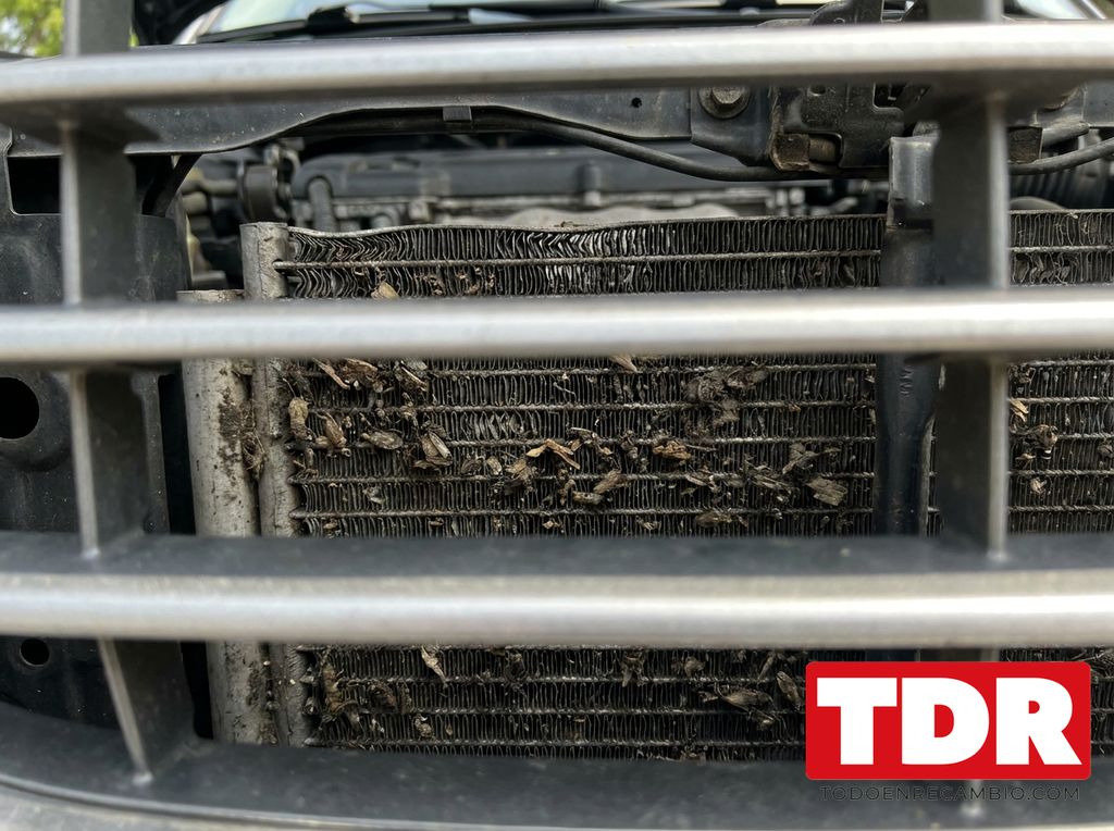 Condensador de aire acondicionado de coche visto de frente con sus aletas de aluminio