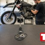 Recambios para moto Derbi sobre un banco de taller