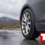Neumatico de coche en carretera invernal con nieve al borde de la via